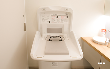 トイレには小さなお子様連れでも安心のおむつ交換台設置